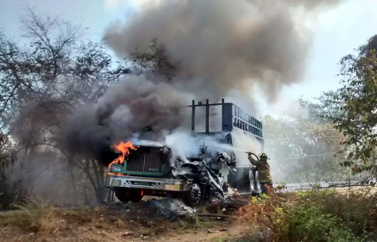 Un grupo del crimen organizado ha llevado a cabo bloqueos en carreteras michoacanas desde el lunes.