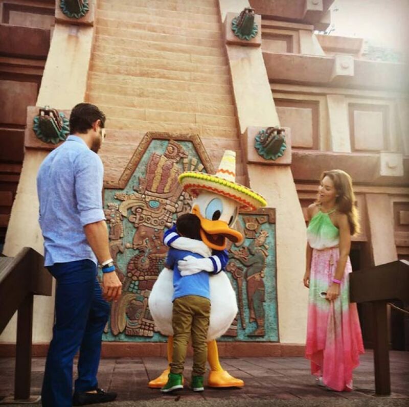 Desde viajes hasta un divertido domingo en el boliche, es como Santi, Sebastián y Angelique disfrutan de su vida juntos.