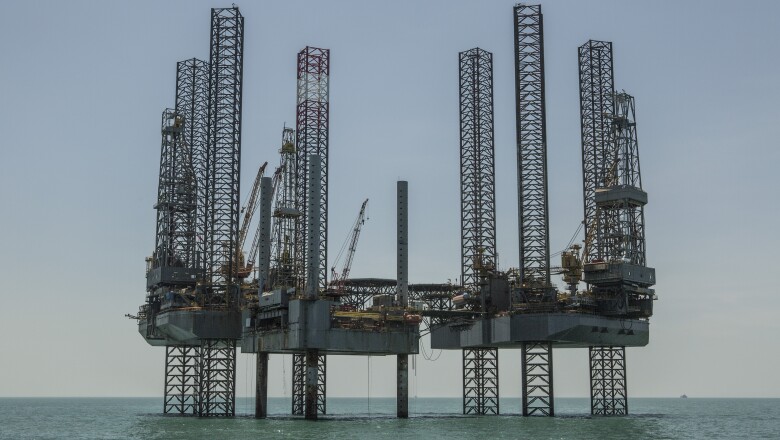 Las plataformas ancladas enfrente del puerto de Ciudad del Carmen requieren de personal y diesel a pesar de no realizar actividades.