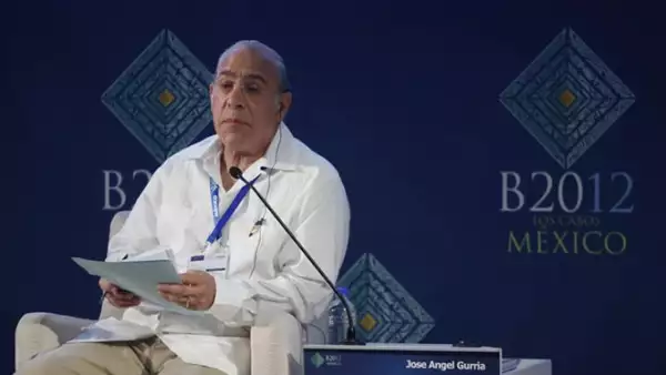 En lugar de pronosticar el impacto de una eventual salida del euro de Grecia, los países deben ayudar a convencer a los griegos de que se mantengan en la unión monetaria, pidió José Ángel Gurría, secretario general de la Organización para la Cooperación y