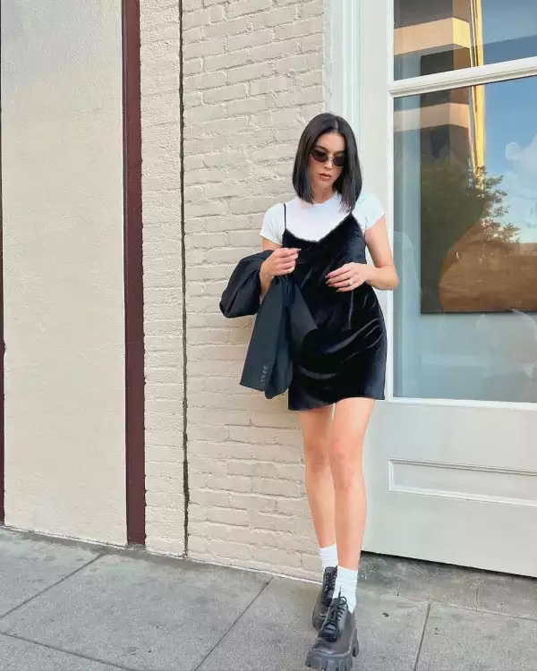 Vestido lencero corto combinado con una playera blanca de manga corta.