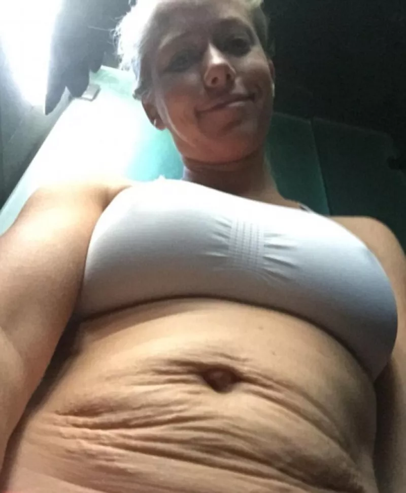 La ex Playboy ganó varias muestras de aprobación al publicar una foto de su abdomen, tras haber pasado por dos embarazos, en Instagram.