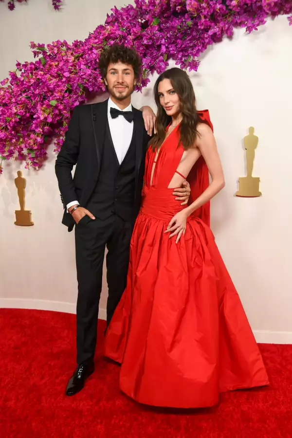 Juanpa Zurita y Macarena Achaga en los Oscar
