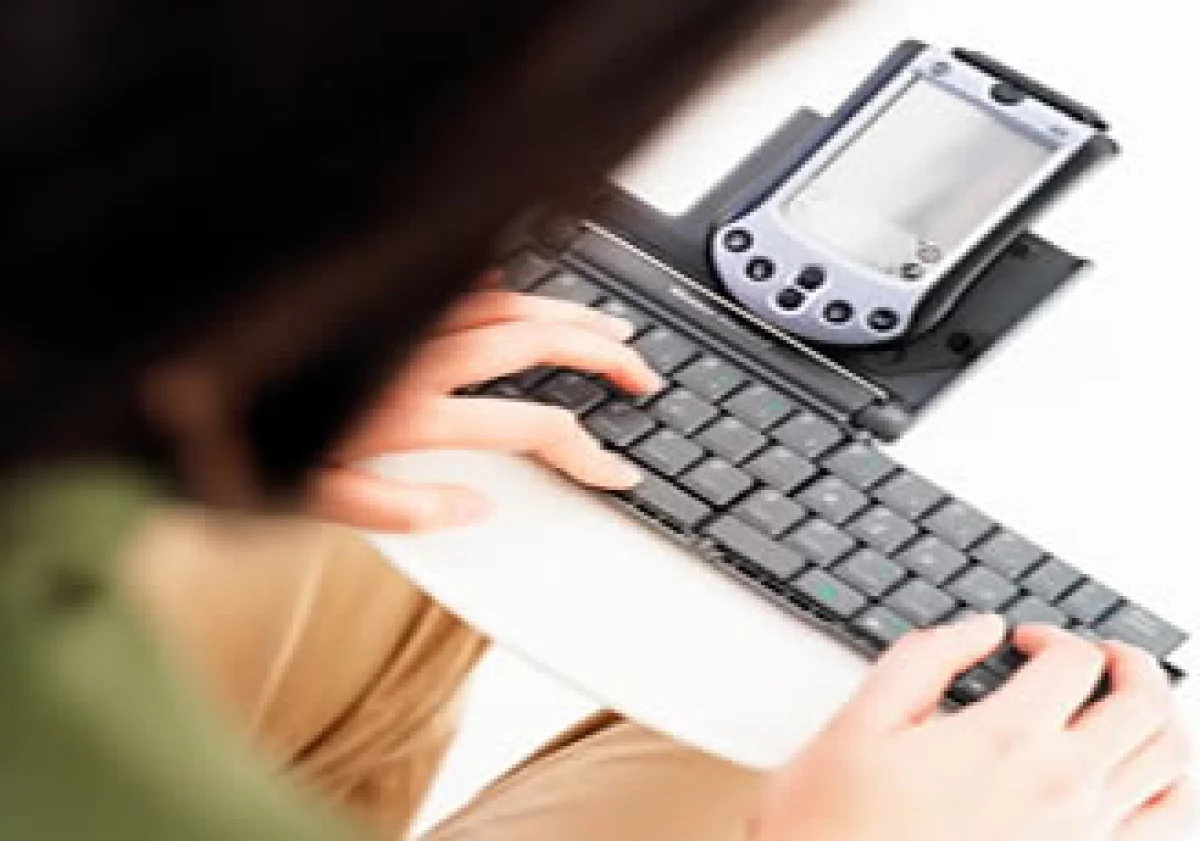 El uso de varios dispositivos como celulares, radios y netbooks puede dificultar el manejo para el empleado. (Foto: Photos to go)