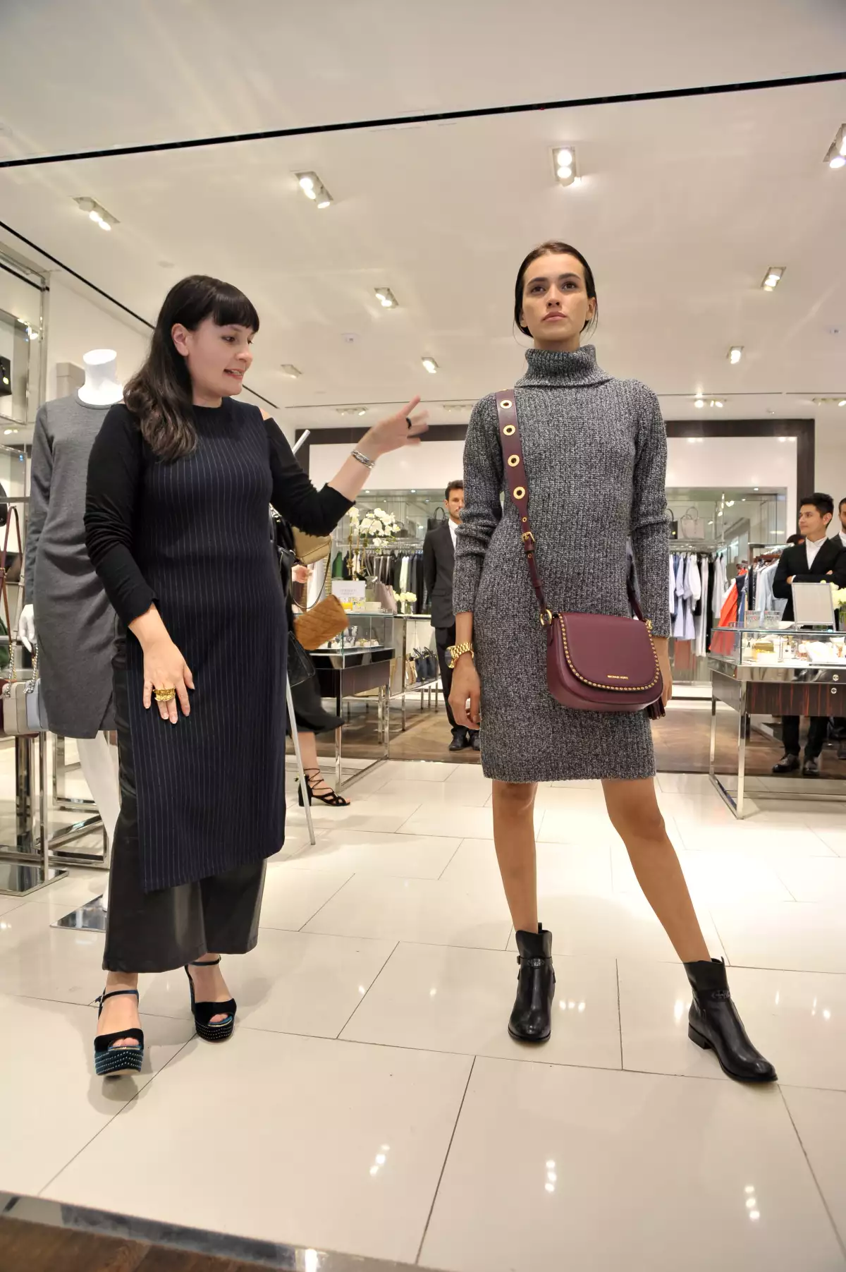 Vestido de cuello alto gris.