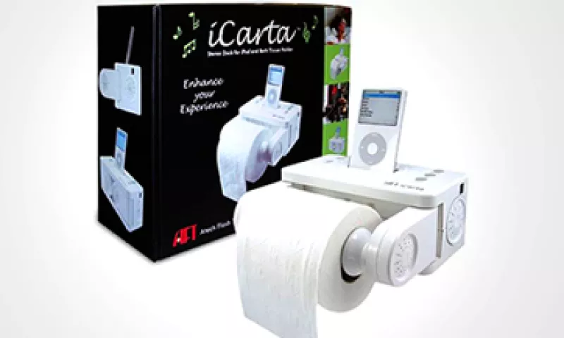 iCarta es un dispensador de papel higiénico con un dock para colocar tu dispositivo iOS. (Foto: Cortesía Amazon/CNNMoney)