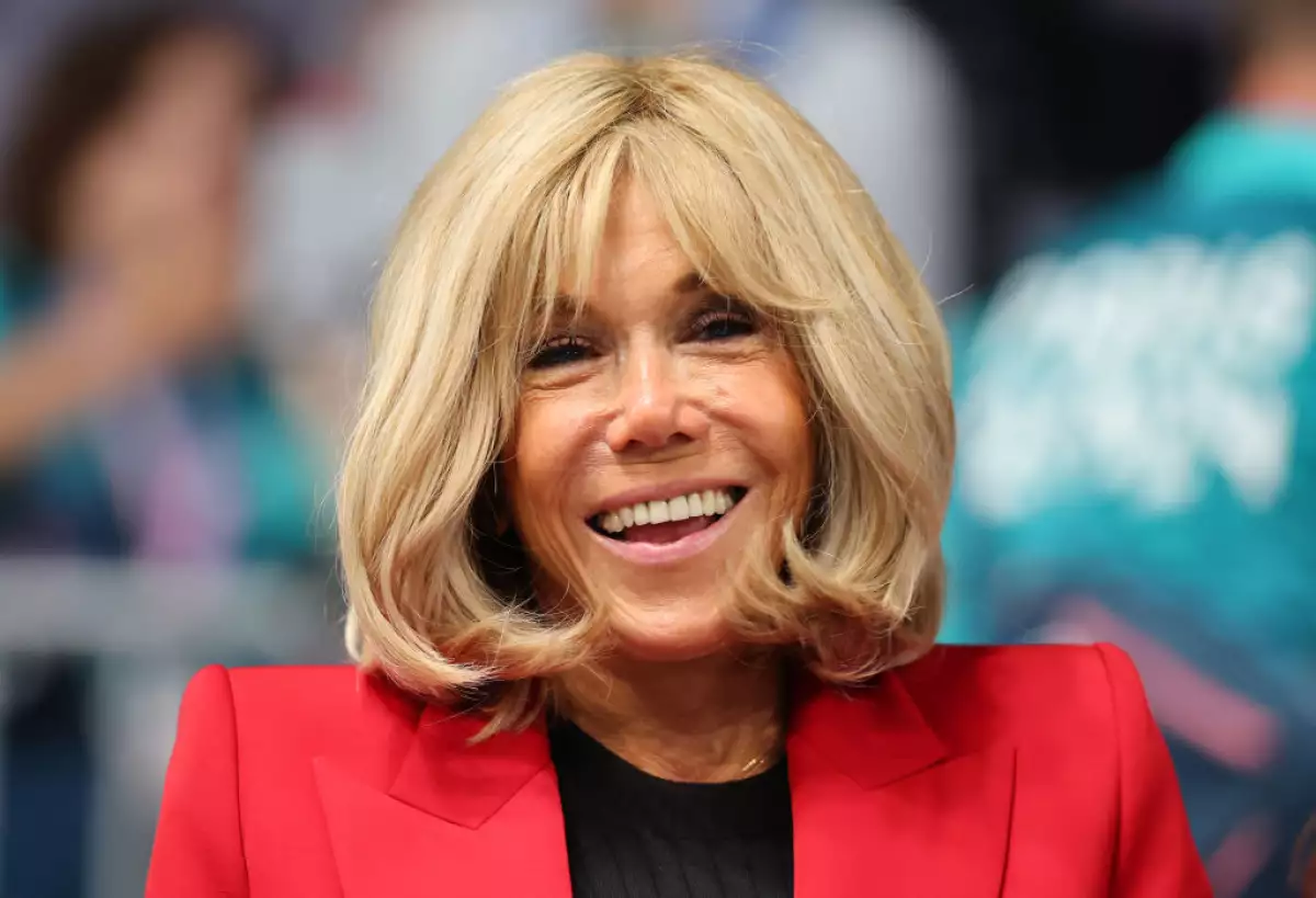 Foto de frente medium shot de brigitte macron, esposa del presidente de Francia, emmanuel macron