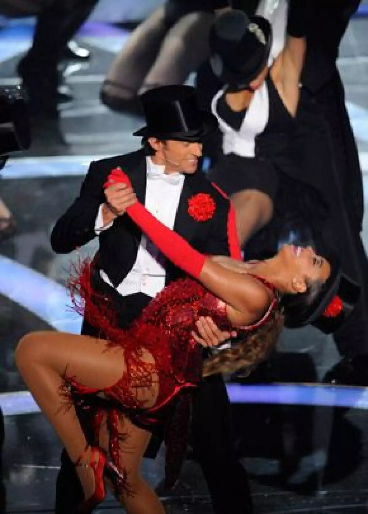 Mientras bailaba con Hugh Jackman, uno de los pechos de la cantante pechos salió por unos instantes de su escotado vestido.