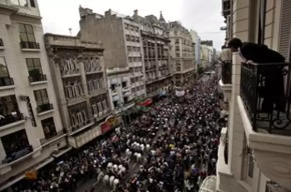 "¡Alfonsín, Alfonsín¡", gritaba la multitud al paso del féretro, sobre la cual solían caer flores rojas y blancas.