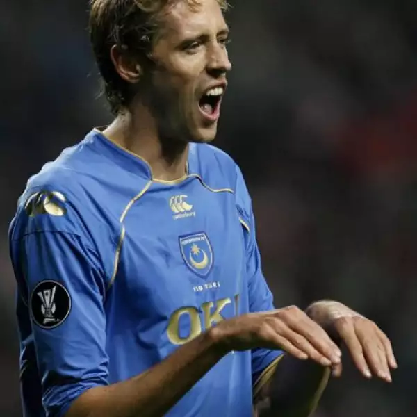 El delantero inglés Peter Crouch es alto y delgado, pero sus expresiones dejan mucho qué desear.