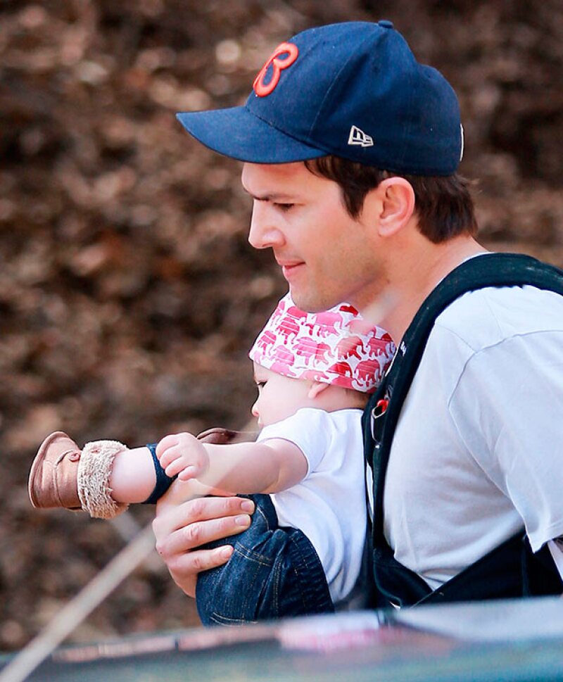 Ashton Kutcher durante un paseo en el que por primera vez fue fotografiada su hija Wyatt Isabelle.