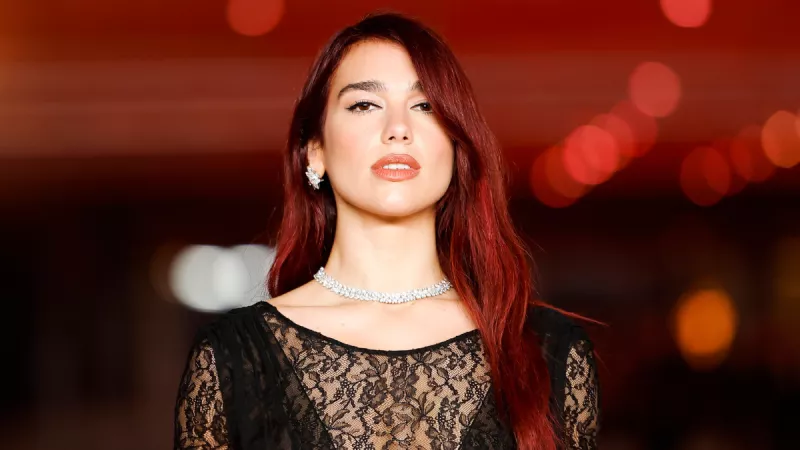 Dua Lipa comparte su número de celular y Twitter estalla