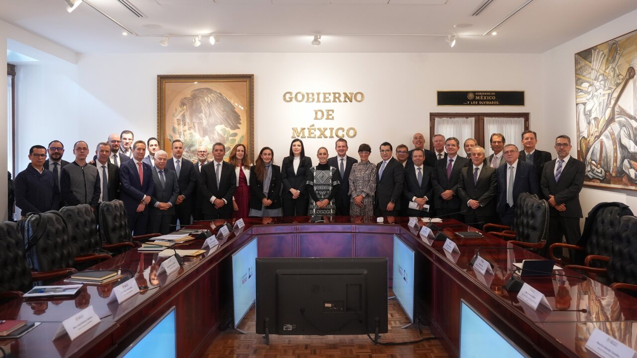 Sheinbaum se reúne con banqueros; acuerdan acelerar digitalización y Plan México
