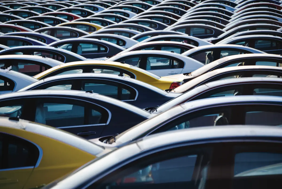 Automóviles estacionados en un lote 