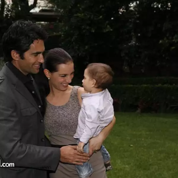 Eamonn Kneeland,Claudia Lizaldi,Iam Kneeland