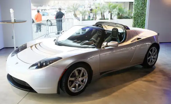 El Tesla Roadster, el primer automóvil totalmente eléctrico apto para circular por autopistas disponible en Estados Unidos, se exhibe durante su presentación de producción en la tienda insignia de Tesla el 1 de mayo de 2008 en Los Ángeles, California.