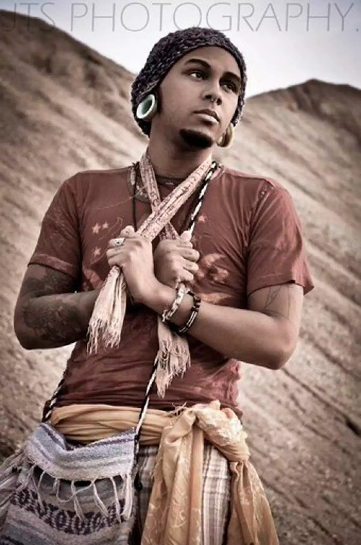 Lleva un estilo de vida hippie, es artista, dibuja y se dedica a tatuar.