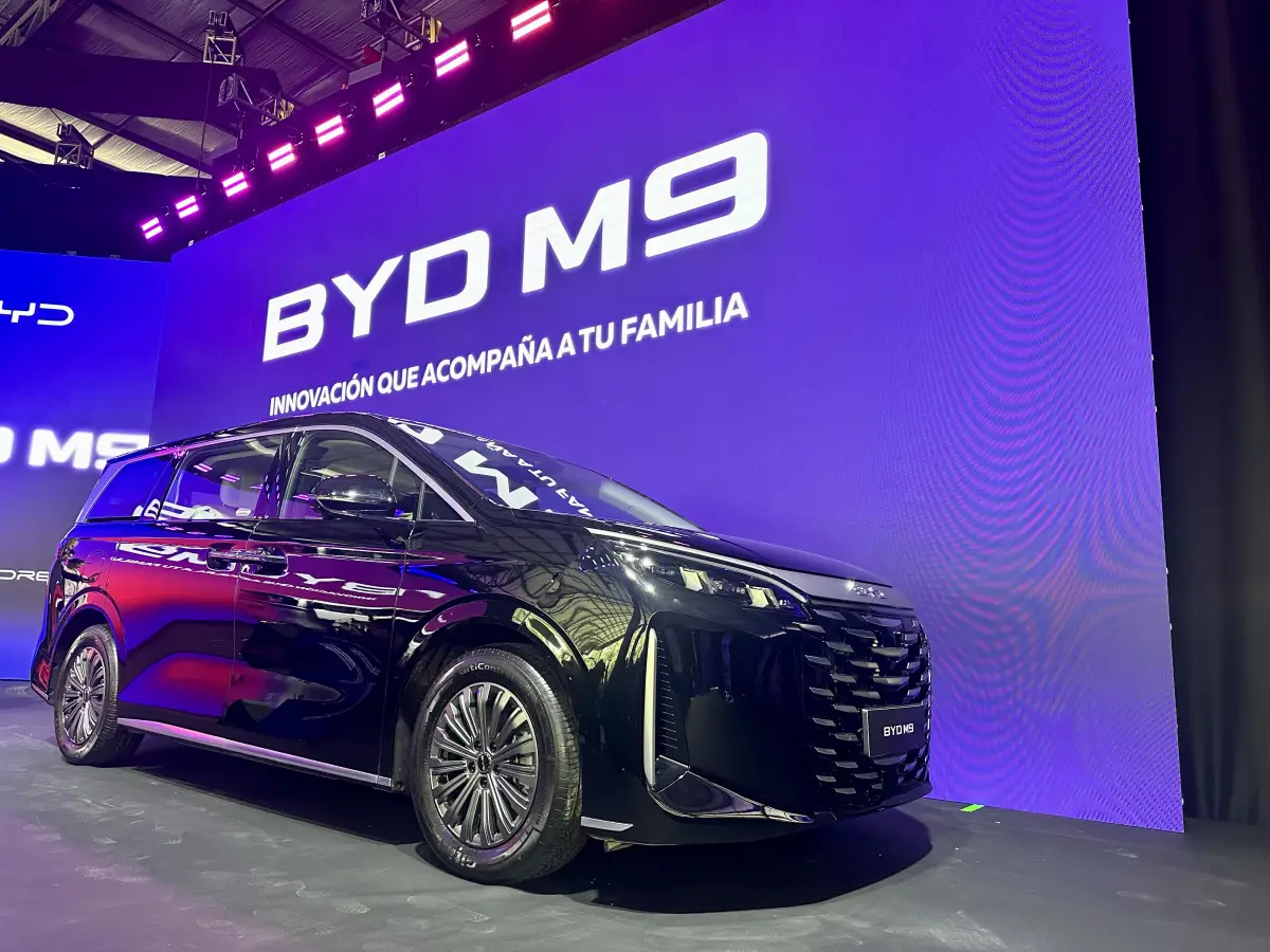 BYD M9 desafía a Toyota Sienna: precio en México, autonomía y características