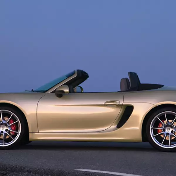 Destaca en el renovado diseño, la similitud con el mítico Carrera GT, con proporciones mucho mejor logradas y detalles atractivos, como las enormes tomas de aire en los costados o la estilizada parte posterior.