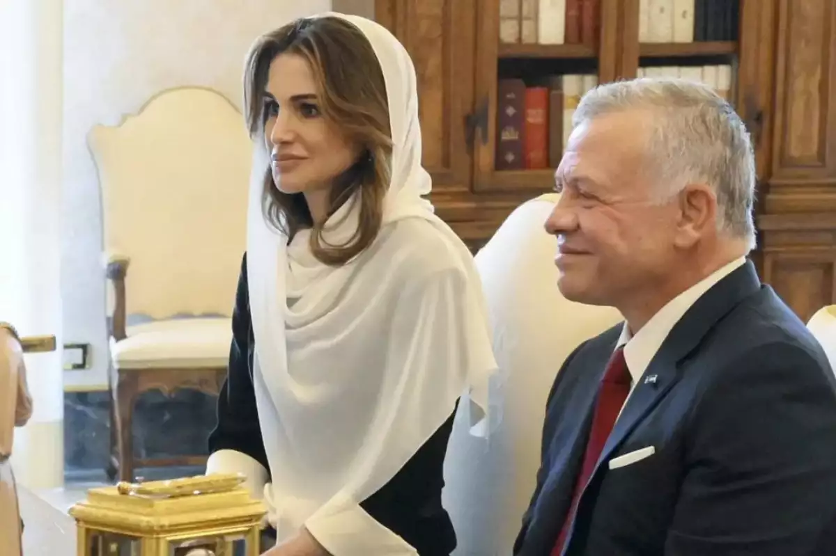 La reina Rania de Jordania impacta en su vista al Vaticano