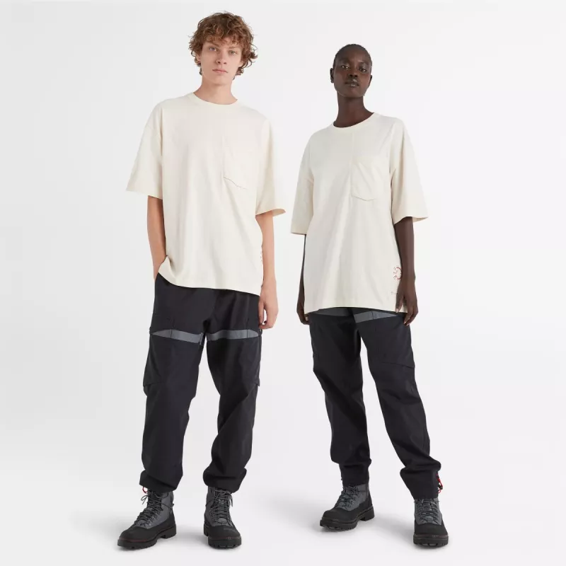 Dos modelos están luciendo ropa y botas de la colección Timberland Future73