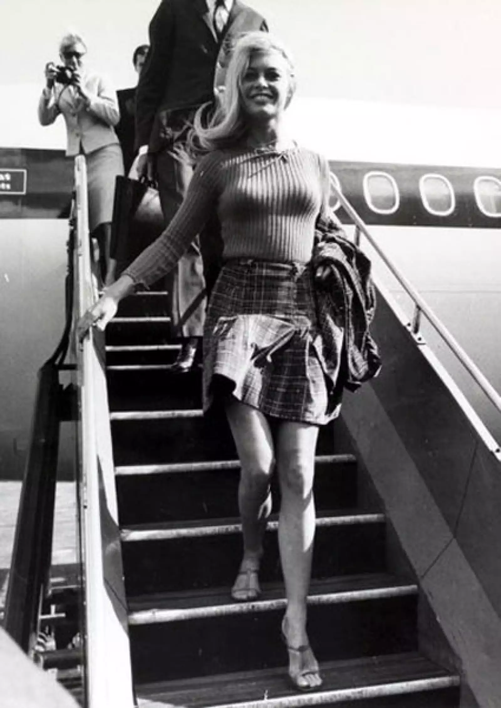 La actriz Brigitte Bardot con una mini a cuadros.
