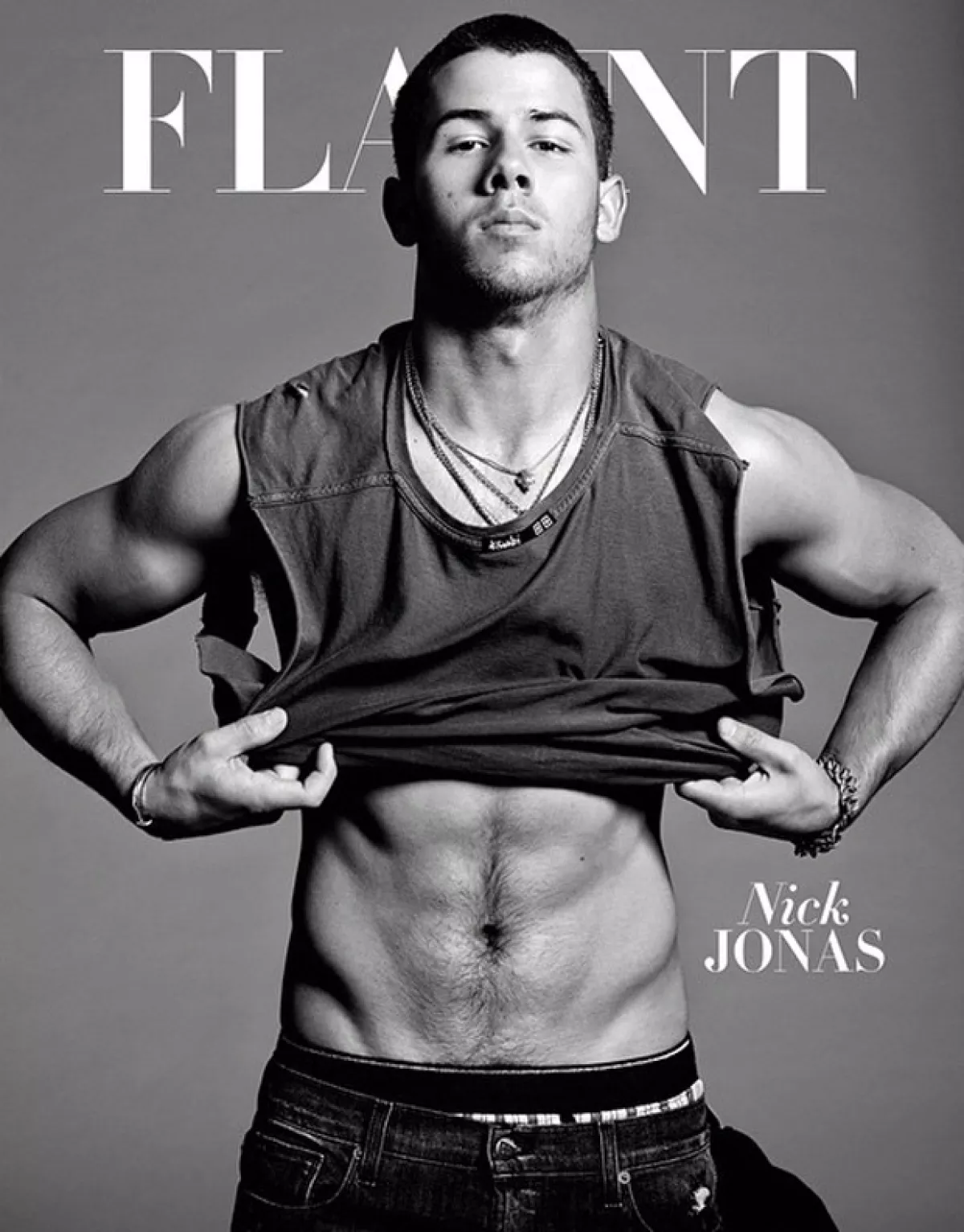 El cantante de 22 sorprendió una vez más con sus marcados abs, esta vez para la portada de una revista de moda.