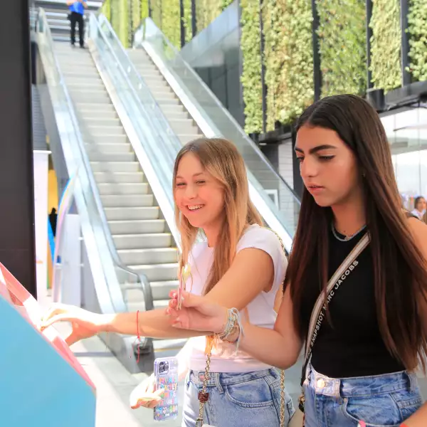 Julie Luko y Millie Chattaj 