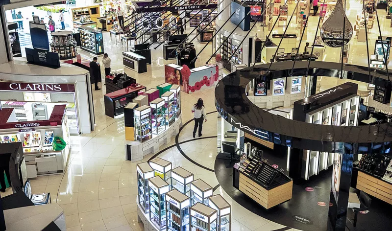 (Toma aérea de una tienda Liverpool)