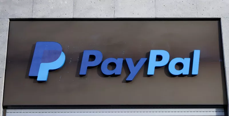 teléfono con la app de paypal