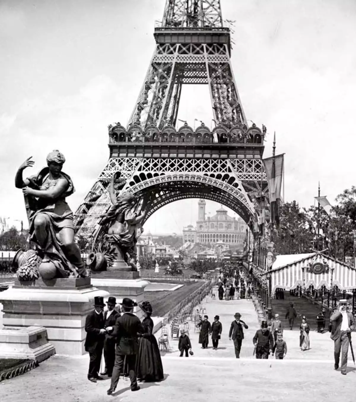 Hace 126 años que este símbolo de la ciudad del amor fue inaugurado y personajes como Tom Cruise, Hitler, entre otros han compartido capítulos de su historia.