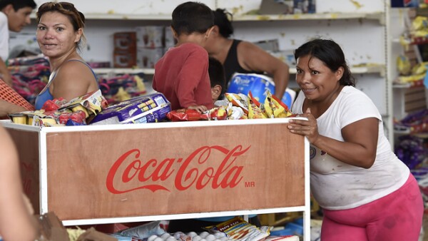 Agua y papel higiénico, son los productos más buscados por los residentes de Los Cabos, en Baja California, que cuatro días después del paso del huracán Odile, siguen sin agua ni electricidad.