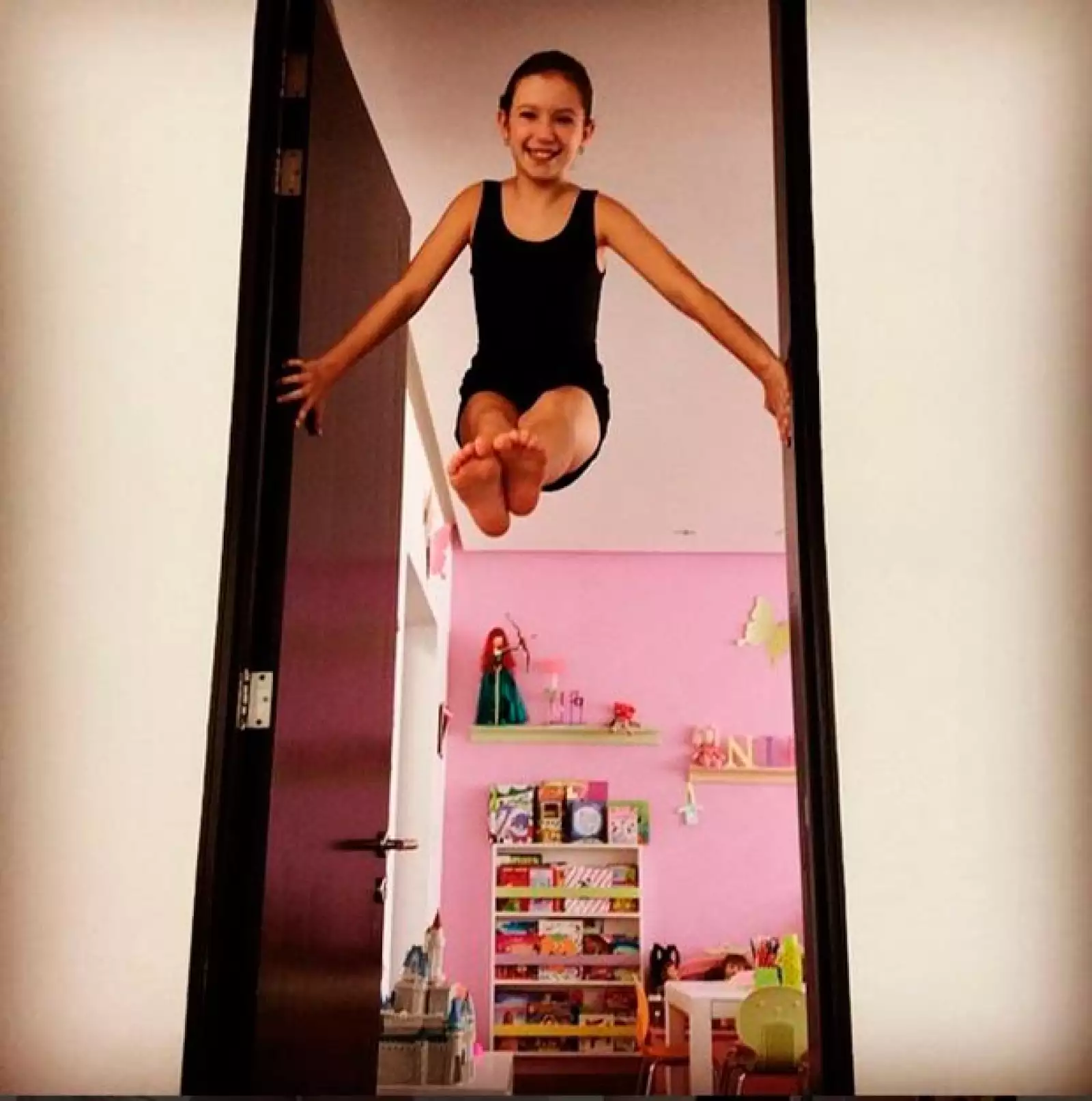 Su talento en el canto, la actuación y el baile son innegables.