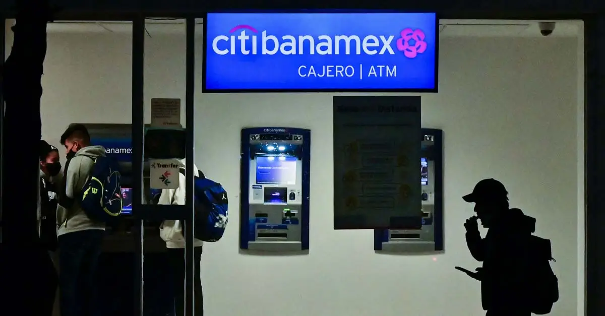 Clientes Banamex en cajero. Su app no es compatible con iOS16.1