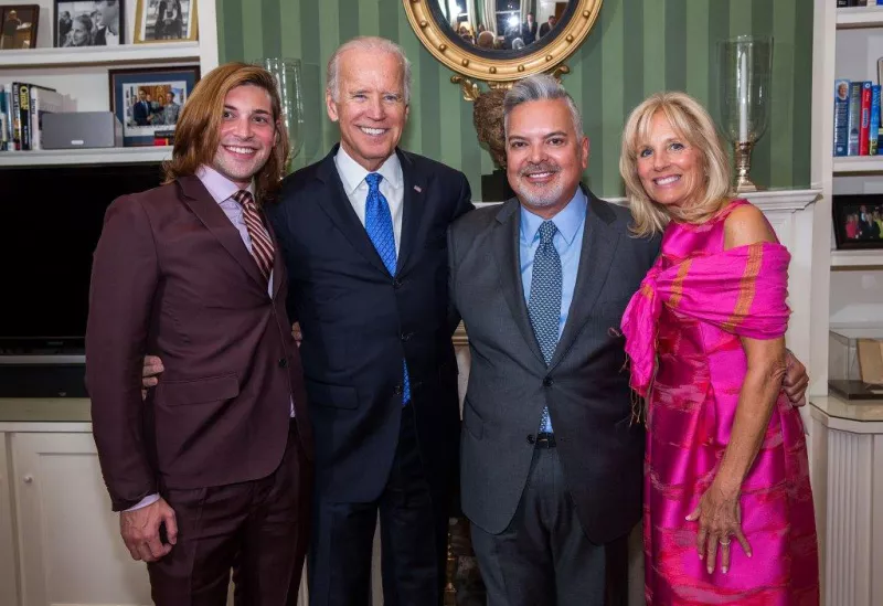 Kyle Ferari (esposo de Henry) y Henry R. Muñoz III, junto Joe Biden y la primera dama de Estados Unidos, Jill Biden 