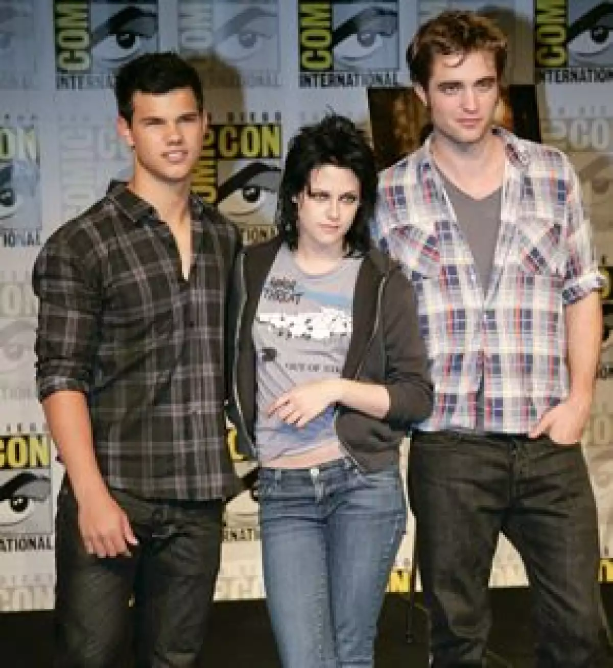 Parece que el tema de un posible romance entre los protagonistas de la saga de Crepúsculo aún no termina y dicen que la actriz quiere nuevamente llamar la atención de Rob.