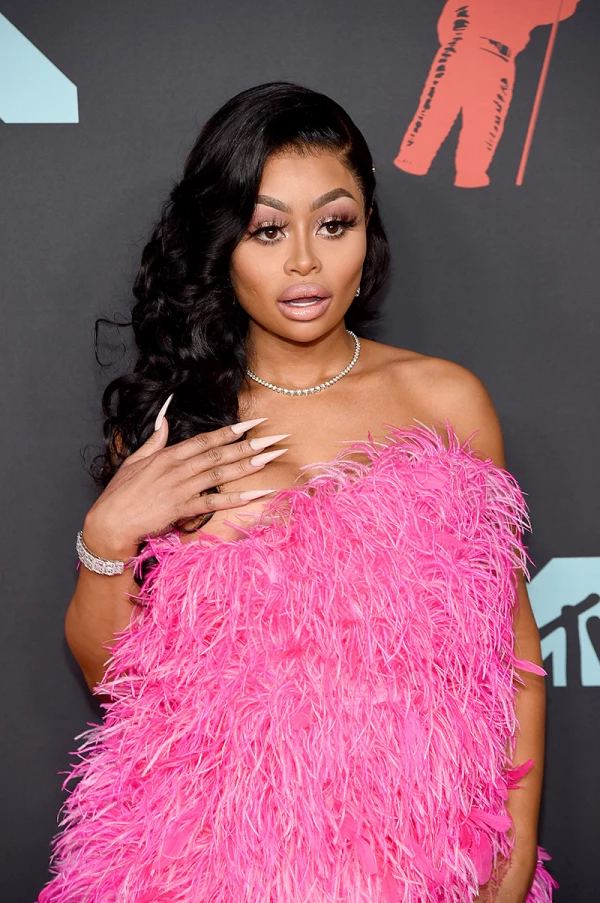Blac Chyna con vestido strapless rosa