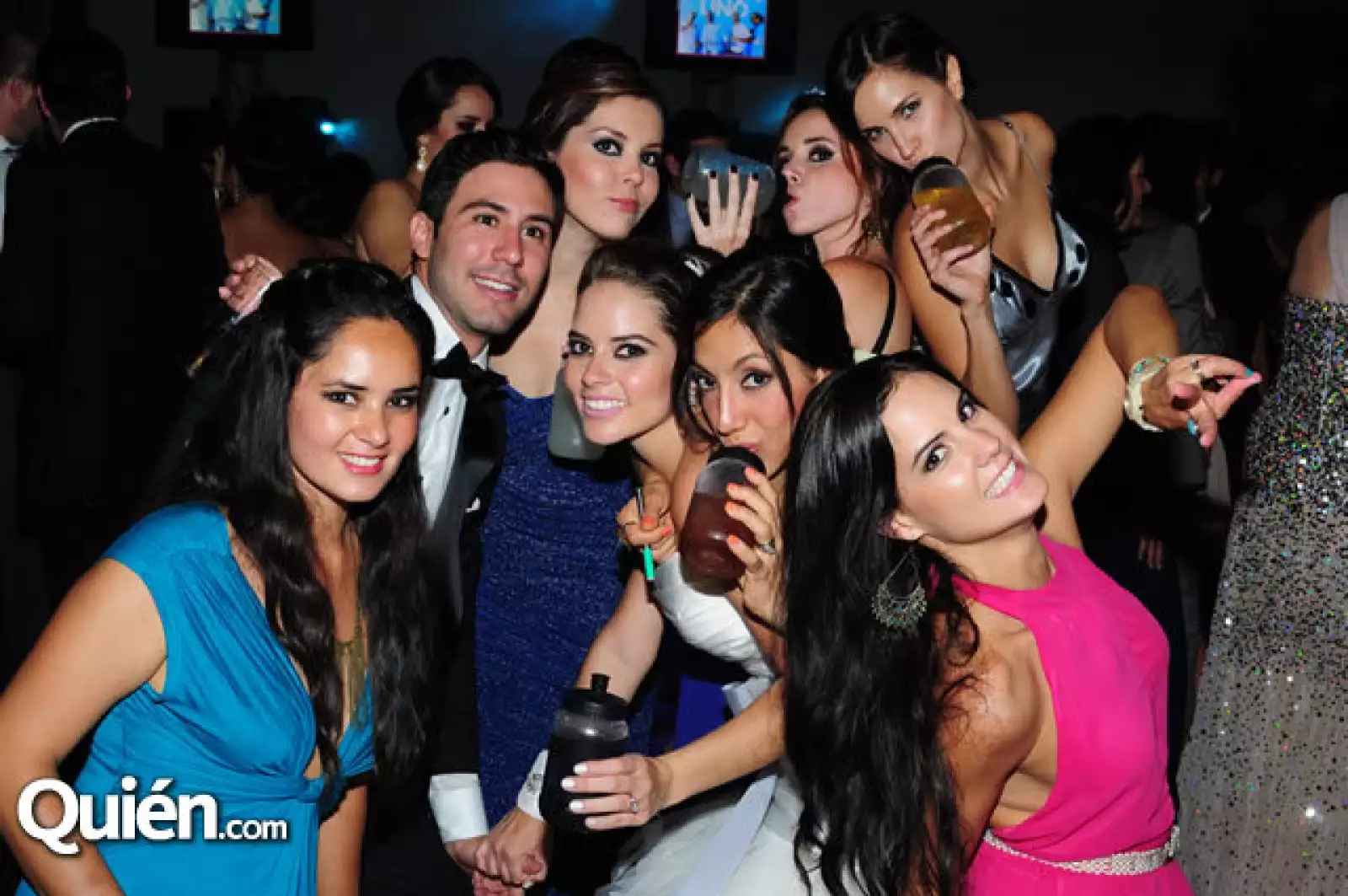 Luis Guillermo Franco y Mariana Sánchez con sus mejores amigos