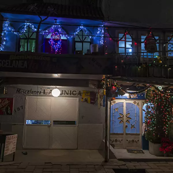 Las imágenes religiosas se unen a la celebración navideña en algunos hogares, como éste, en Xochimilco, una zona popular de la ciudad.