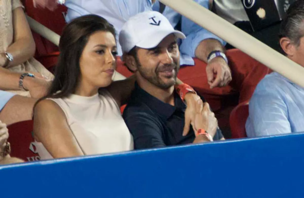 Pepe no le soltaba la mano en ningún momento a Eva.