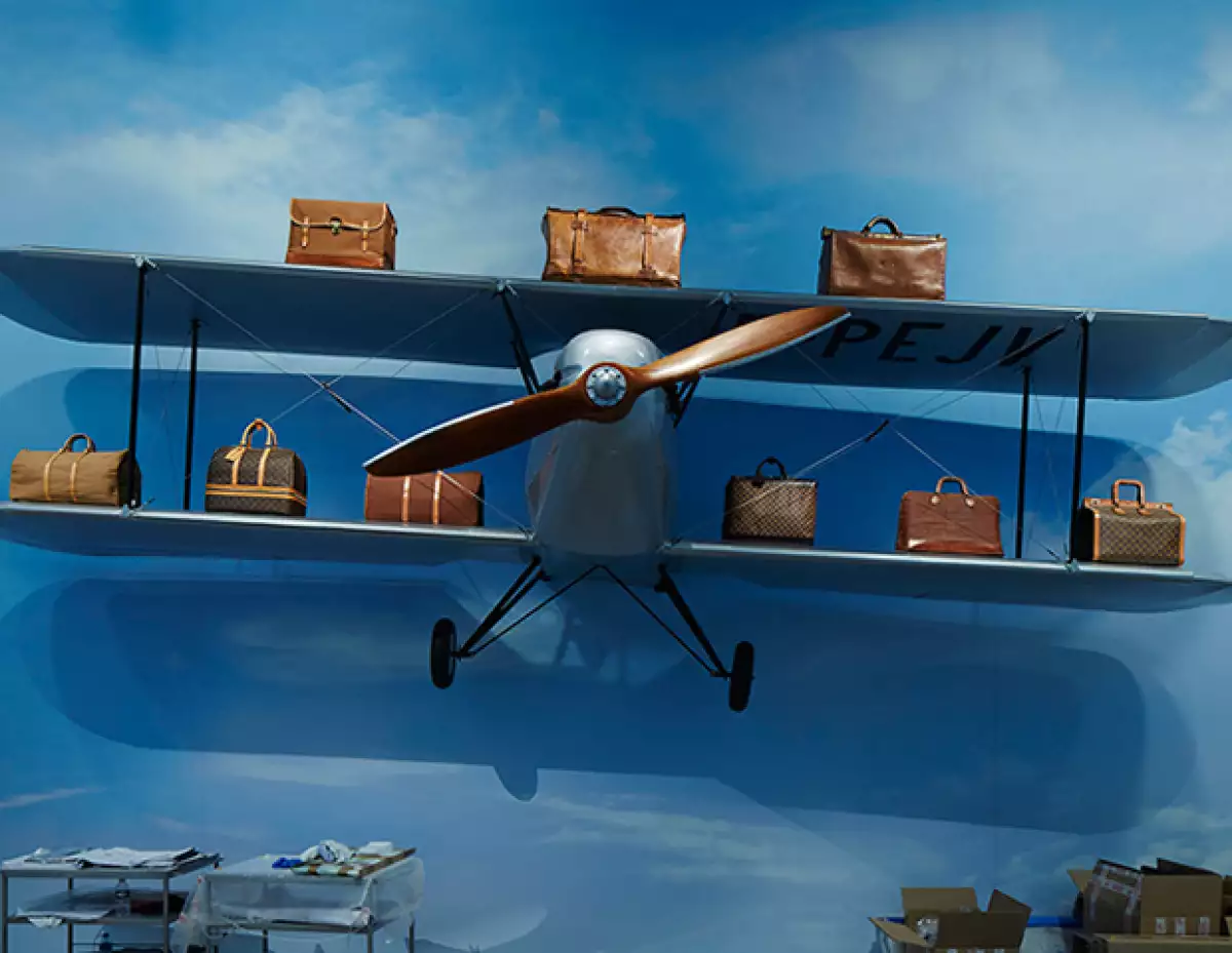 Desde hoy hasta el 21 de febrero, la casa de moda francesa expondrá la obra "Volez, Voguez, Voyagez" en el Grand Palais de París. Descubre piezas históricas como el baúl-cama o el baúl armario.