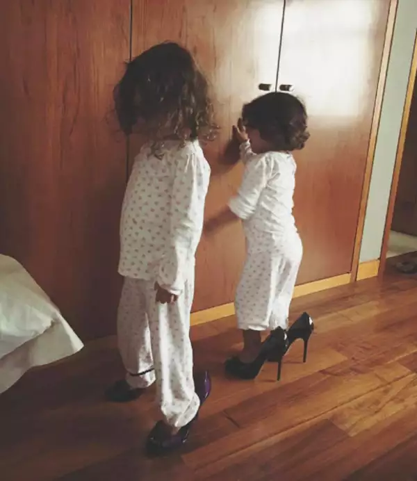 Jacky Bracamontes mostró el divertido pasatiempo de sus dos hijas: ponerse sus tacones.