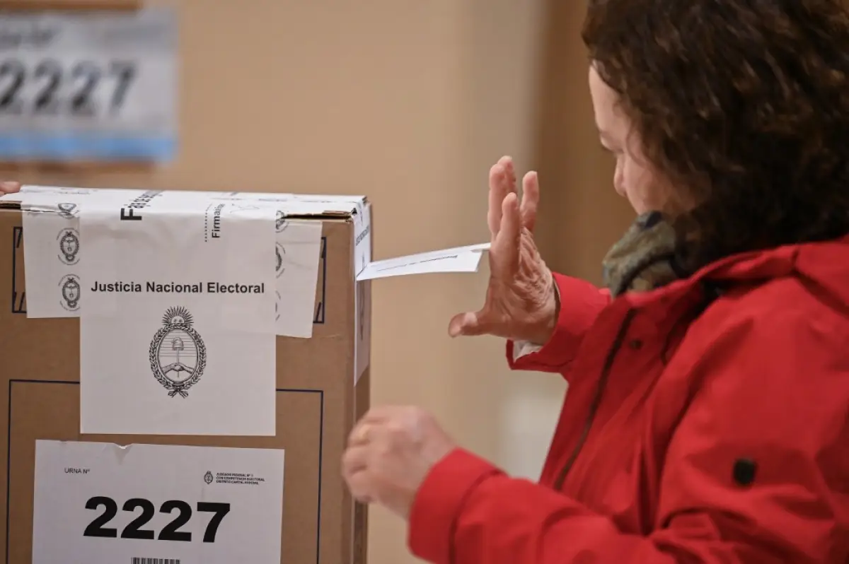 Una mujer vota en un centro de votación en Buenos Aires, durante las elecciones presidenciales del 22 de octubre de 2023.
