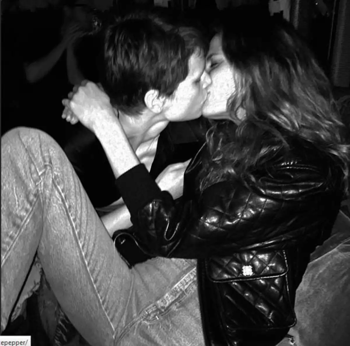 Las modelos Saskia de Brauw  y Frankie Raider también fueron captadas muy apasionadas.