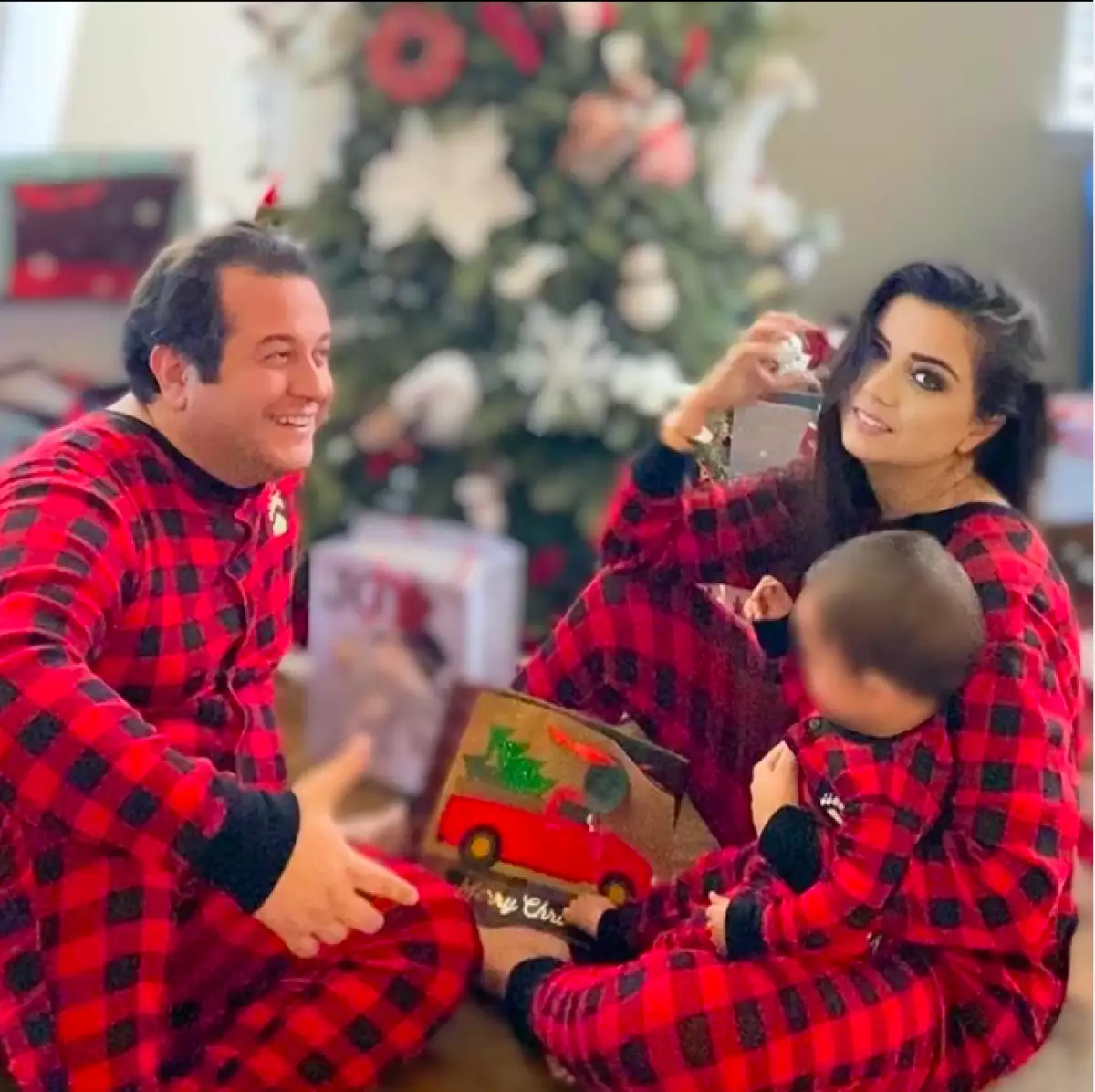 Imagen navideña de Carolyn Adams y José Ramón López Beltrán