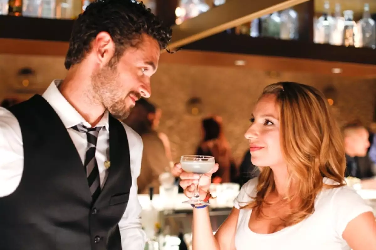 Adán Canto y Vanessa Lengies comparten escena en Mixology.