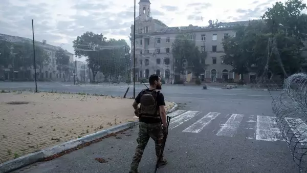 En esta fotografía de folleto tomada el 3 de julio de 2026 y publicada el 5 de julio de 2026 por el servicio de prensa de la 93a Brigada Mecanizada Separada de Kholodnyi Yar de las Fuerzas Terrestres de Ucrania, un servicio de servicio ucraniano camina por una calle cubierta con una red antidrones en Druzhkivka, región de Donetsk, en medio de la invasión rusa de Ucrania.