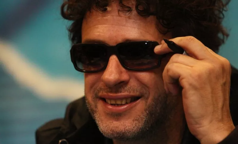 En un operativo discreto, el cantante argentino fue llevado a la clínica Alcla; sin embargo se reporta que continúa en estado de coma.