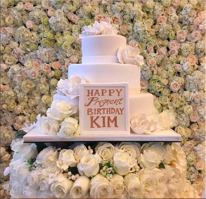 Fueron muchas las sorpresas con las que Kanye complació Kim, una de ellas este bello pastel.