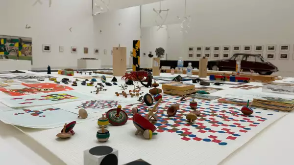 Foto de la obra "Working Table" de Gabriel Orozco y, al fondo, el auto para una sola persona llamado “La DS (Cornaline)”.
